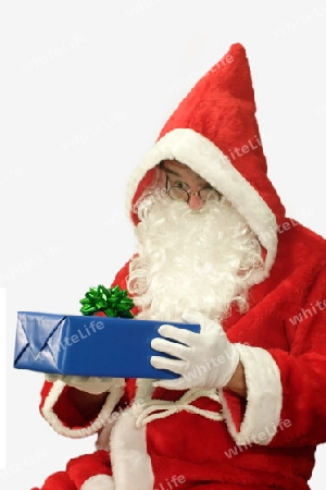 Weihnachtsmann mit einem Geschenk. Freigestellt auf weissem Hintergrund.