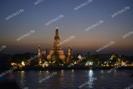 Die Tempelanlage des Wat Arun am Mae Nam Chao Phraya River in der Hauptstadt Bangkok von Thailand in Suedostasien.