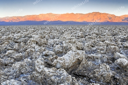 Sonnenaufgang am Devil`s Golf Course, Death Valley Nationalpark, Kalifornien, USA