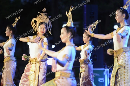 Taenzerinnen bei einem traditionellen Tanz im Santichaiprakan Park am Mae Nam Chao Phraya in der Hauptstadt Bangkok von Thailand in Suedostasien.