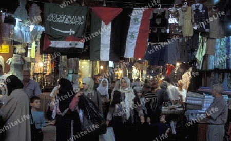 Der Souq oder Markt in der Medina der Altstadt von Aleppo im Norden von Syrien im Nahen Osten.