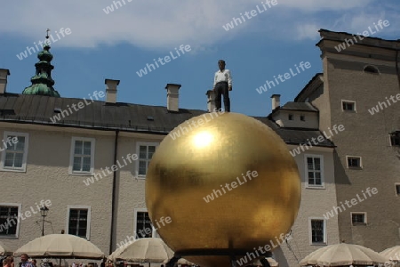 Figur auf Goldkugel