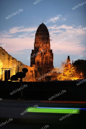 Der Wat Ratburana Tempel in der Tempelstadt Ayutthaya noerdlich von Bangkok in Thailand. 