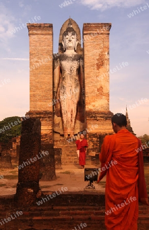 Eine stehende Buddha Figur  im Wat Mahathat Tempel in der Tempelanlage von Alt-Sukhothai in der Provinz Sukhothai im Norden von Thailand in Suedostasien.