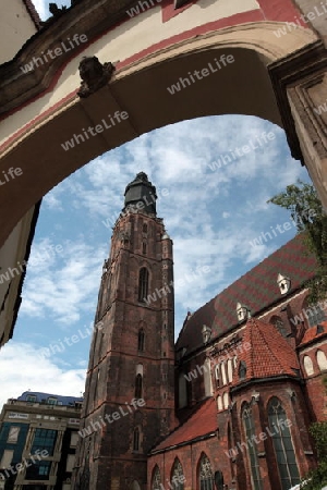 Die Elisabethkirche beim Stray Rynek Platz  in der Altstadt von Wroclaw oder Breslau im westen von Polen.  