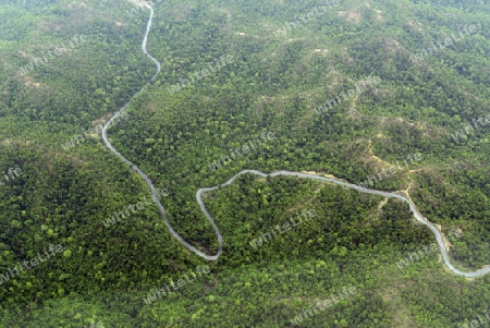 Die Landschaft mit der Bergstrasse zwischen Mae Hong on und pai in der Bergregion von Mae Hong Son im norden von Thailand in Suedostasien.