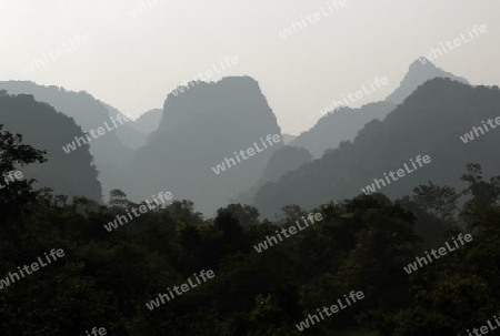 Die Huegellandschaft an der Landstrasse 12 zwischen der Stadt Tha Khaek und dem Dorf Mahaxai Mai in zentral Laos an der Grenze zu Thailand in Suedostasien.