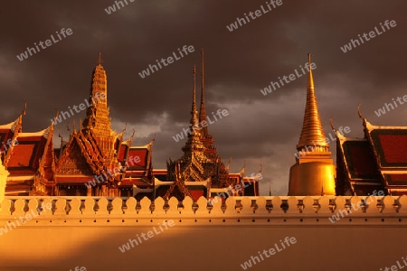 Das Tempelgelaende in der Abendstimmung mit dem Wat Phra Keo beim Koenigspalast im Historischen Zentrum der Hauptstadt Bangkok in Thailand. 