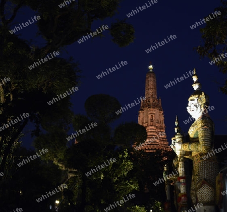 Der Wat Arun Tempel in der Stadt Bangkok in Thailand in Suedostasien.