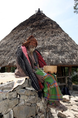 Ein Bauer in Zeremonieller Kleidung vor seinem Haus in einem Bauerndorf beim Bergdorf Maubisse suedlich von Dili in Ost Timor auf der in zwei getrennten Insel Timor in Asien