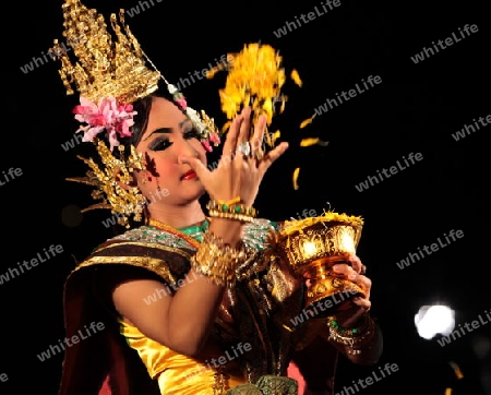 Traditionelle Taenzerinnen tanzen in einem Park in Chiang Mai im Norden von Thailand. 