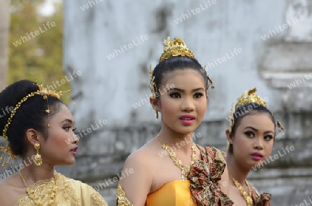 Taenzerinnen bei einem traditionellen Tanz im Santichaiprakan Park am Mae Nam Chao Phraya in der Hauptstadt Bangkok von Thailand in Suedostasien.