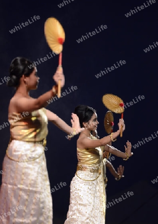 Taenzerinnen bei einem traditionellen Tanz im Santichaiprakan Park am Mae Nam Chao Phraya in der Hauptstadt Bangkok von Thailand in Suedostasien.