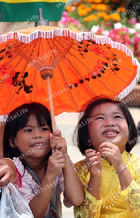 Menschen an der Festparade beim Bun Bang Fai oder Rocket Festival in Yasothon im Isan im Nordosten von Thailand. 