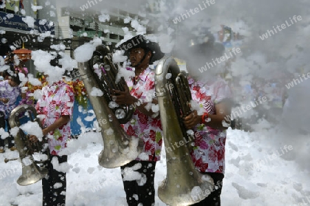 Das Songkran Fest oder Wasserfest zum Thailaendischen Neujahr ist im vollem Gange in Ayutthaya noerdlich von Bangkok in Thailand in Suedostasien.  