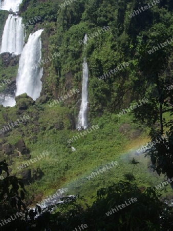 Wasserfall mit Regenbogen