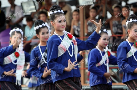 Eine traditionelle Tanz Gruppe zeigt sich an der Festparade beim Bun Bang Fai oder Rocket Festival in Yasothon im Isan im Nordosten von Thailand. 