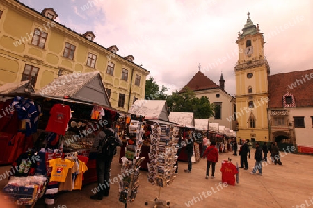 Europa, Osteuropa, Slowakei, Hauptstadt, Bratislava, Altstadt, Platz, Rathausplatz, Maximilianfontaene, Rathaus, Sommer,