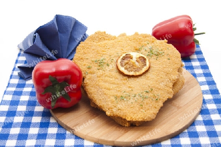 Schnitzel mit Orangenscheibe