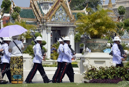 Wachmaenner vor dem Grossen Palast beim Wat Phra Kaew in der Stadt Bangkok in Thailand in Suedostasien.