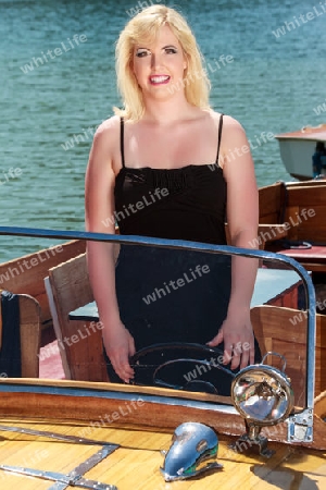 Blonde Frau im Boot 