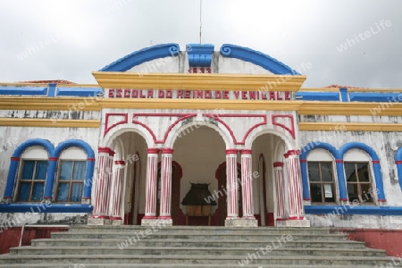 Schulkinder vor dem Kolonialen Schulhaus in Venilale in Zental Ost Timor auf der in zwei getrennten Insel Timor in Asien.