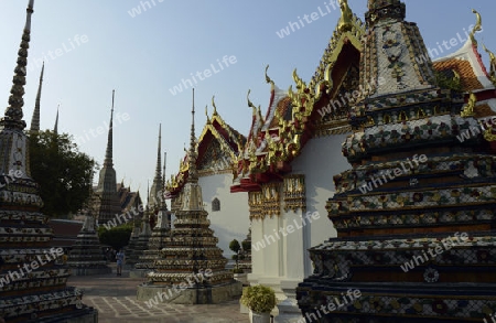 Die Tempelanlage des Wat Pho in der Hauptstadt Bangkok von Thailand in Suedostasien.