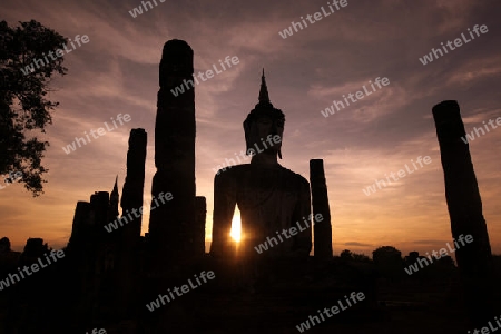 Eine Buddha Figur  im Wat Mahathat Tempel in der Tempelanlage von Alt-Sukhothai in der Provinz Sukhothai im Norden von Thailand in Suedostasien.