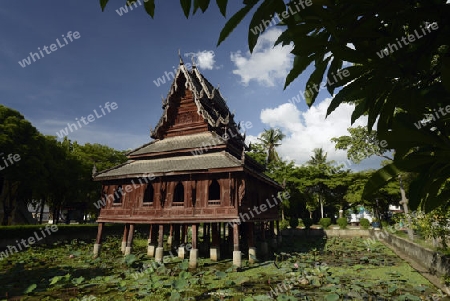 Der Tempel Wat Thung Si Meuang in der Stadt Ubon Ratchathani im nordosten von Thailand in Suedostasien.