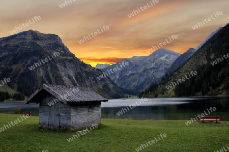 Abendstimmung an einem Bergsee