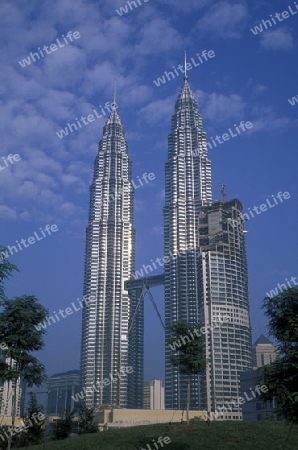 Die Petronas Twin Towers in der Hauptstadt Kuala Lumpur in Malaysia in Suedost Asien.