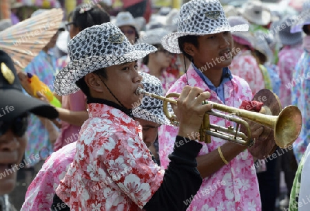 Das Songkran Fest oder Wasserfest zum Thailaendischen Neujahr ist im vollem Gange in Ayutthaya noerdlich von Bangkok in Thailand in Suedostasien.  