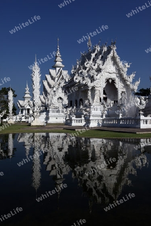 Der Tempel Wat Rong Khun 12 Km suedlich von Chiang Rai in der Provinz chiang Rai im Norden von Thailand in Suedostasien.