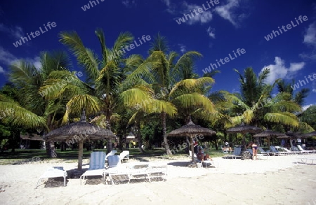 Ein Sandstrand an der ostkueste von Mauritius im Indischen Ozean. 