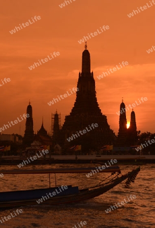 Die Tempelanlage des Wat Arun am Mae Nam Chao Phraya River in der Hauptstadt Bangkok von Thailand in Suedostasien.