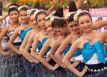 Eine traditionelle Tanz Gruppe zeigt sich an der Festparade beim Bun Bang Fai oder Rocket Festival in Yasothon im Isan im Nordosten von Thailand. 