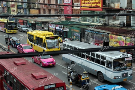 cars  in the city centre at the pratunam aerea in the city of Bangkok in Thailand in Suedostasien.