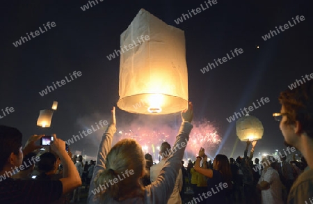 Die Menschen feiern den Jahreswechsel ueber Neujahr beim Sanam Luang Park in Banglamphu der Hauptstadt Bangkok von Thailand in Suedostasien.