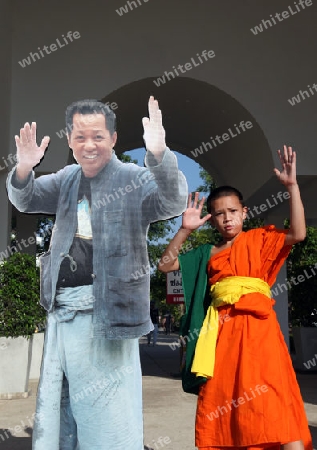 Der Kuenstler und Erbauer Chalermchai Kositpipat, links, auf einem Karton im Tempel Wat Rong Khun 12 Km suedlich von Chiang Rai in der Provinz chiang Rai im Norden von Thailand in Suedostasien.