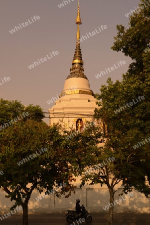 Ein Tempel vor der alten Stadtmauer am  Pratu Tha Phae Platz in Chiang Mai im norden von Thailand in Suedostasien.