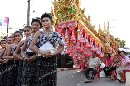 Menschen vor der Grosse Rakete auf dem geschmueckten Raketenwagen an der Festparade beim Bun Bang Fai oder Rocket Festival in Yasothon im Isan im Nordosten von Thailand. 