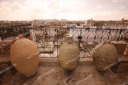 Afrika, Nordafrika, Tunesien, Tunis, Hauptstadt,  Altstadt, Architektur, Souq, Markt, Bazaar, Handel, Wirtschaft, Alltag, Medina, Dachterasse, Toepferei, Topf, 
Eine Dachterasse mit Toeferwahren im Traditionellen Souq oder Markt oder Bazaar in der Al