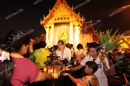 Die Tempelanlage des Wat Benchamabophit bei einer Religioesen Zeremonie in Bangkok der Hauptstadt von Thailand in Suedostasien.