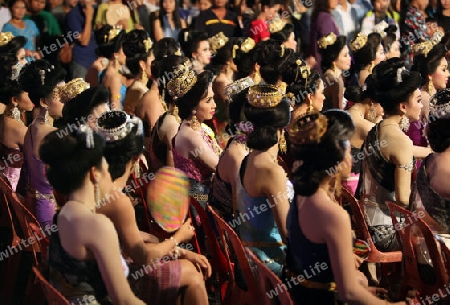 Eine Miss Kandidatin anlaesslich der Miss Wahl beim Bun Bang Fai oder Rocket Festival in Yasothon im Isan im Nordosten von Thailand. 