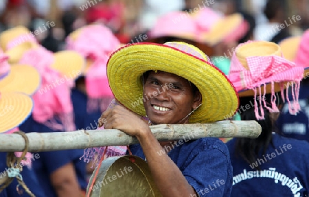 Ein Musiker einer  traditionellen Tanz Gruppe zeigt sich an der Festparade beim Bun Bang Fai oder Rocket Festival in Yasothon im Isan im Nordosten von Thailand. 