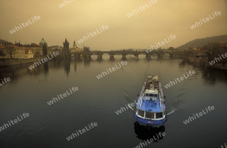 Die Karlsbruecke ueber dem Vltava Fluss in der Hauptstadt Prag in der Tschechischen Repubilck in Osteuropa..