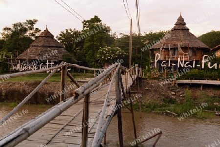 Ein Restaurant und Hotel am Mae Nam Pai River in Pai im norden von Thailand in Suedostasien.