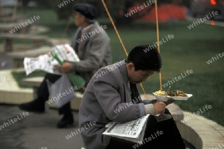 Chinese People reading the newspaper in a park in the city of Chengdu in the provinz Sichuan in centrall China.