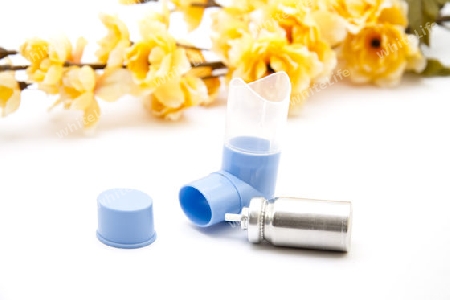 Asthmaspray mit Blumenzweig