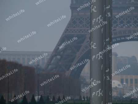 Stehlen des  Mur pour la Paix vor Eiffelturm